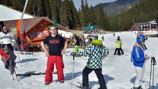 Tatry zažívajú nápor turistov, lyžovačke prialo aj počasie