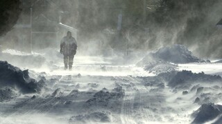 V hustom snežení uviazli na cestách stovky áut, pomáhali aj vojaci