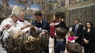 Počas vatikánskej slávnosti Pápež František pokrstil desiatky novorodencov