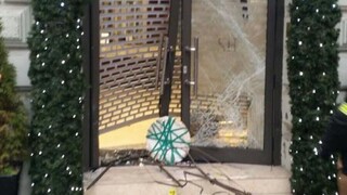 V Bratislave ukradli hodinky za pol milióna, cestu si prerazili autom