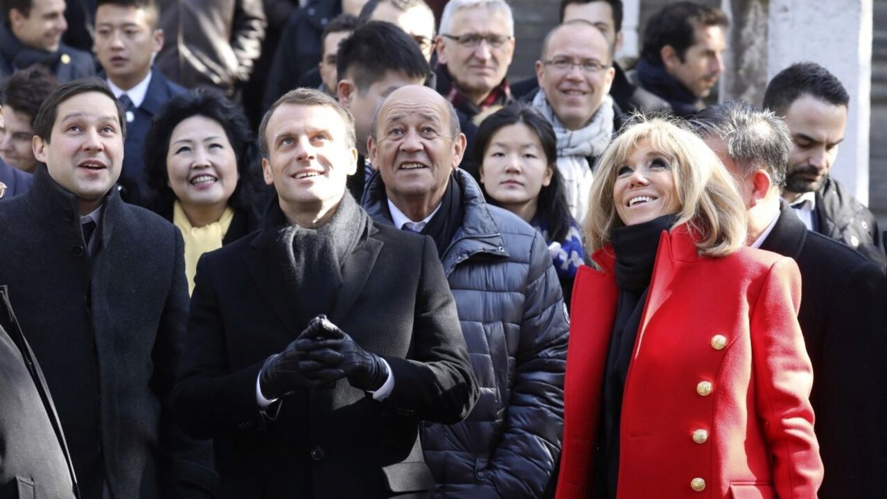 Macron sa revanšuje za pandy, čínskemu prezidentovi daruje koňa