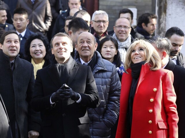 Macron sa revanšuje za pandy, čínskemu prezidentovi daruje koňa