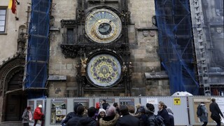 Pražský orloj sa zastavil, atrakciu zakryje na pol roka lešenie