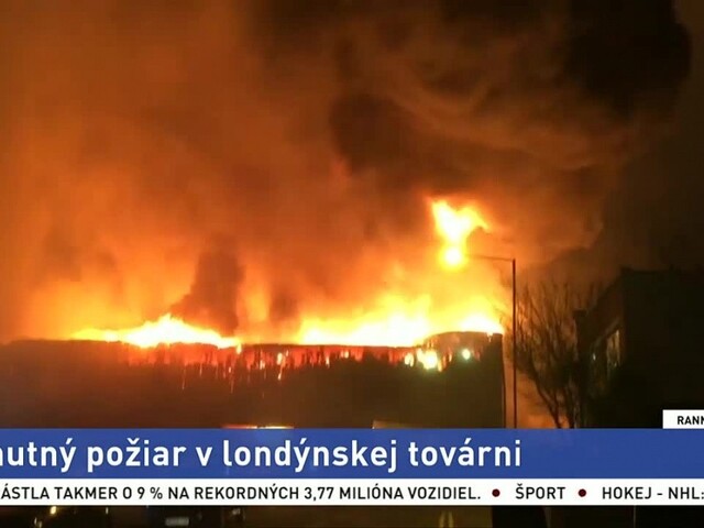 V severnej časti Londýna vypukol mohutný požiar, plamene zničili továreň