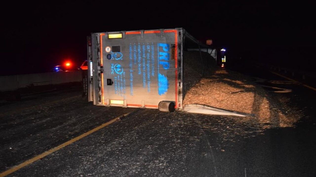 Na D1 sa prevrátil kamión, nehoda paralyzovala dopravu