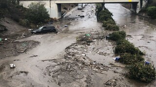 Kaliforniu sužujú silné záplavy a zosuvy pôdy, hlásia mŕtvych