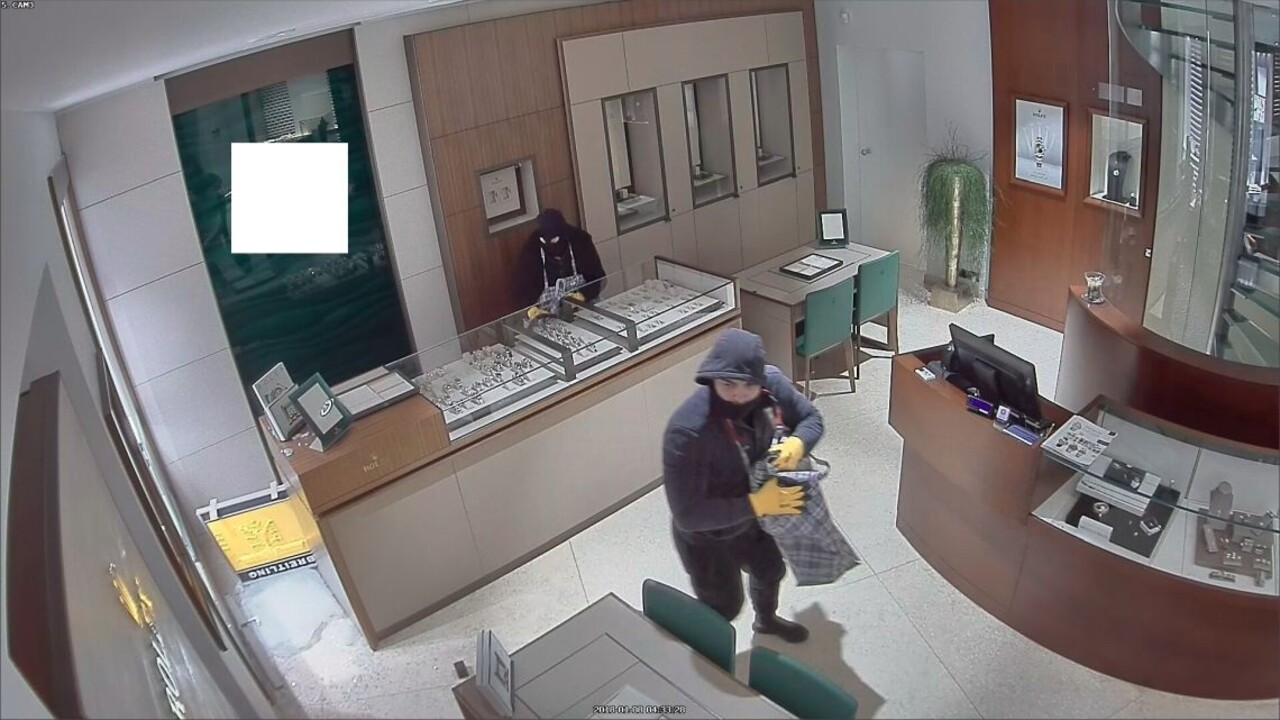 Polícia zverejnila video z krádeže hodiniek za státisíce eur