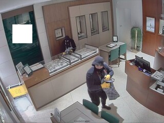 Polícia zverejnila video z krádeže hodiniek za státisíce eur
