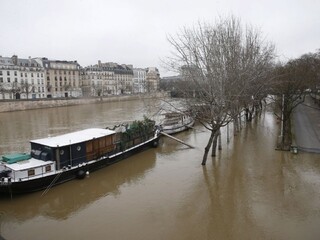 V Paríži stúpa voda. Pre hrozbu povodne uzavreli ďalšie ulice