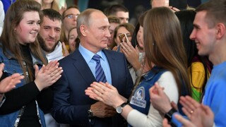 Putin minie na predvolebnú kampaň stovky miliónov. Stretol sa s tímom