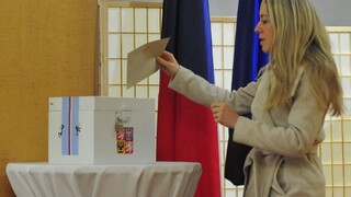 Začali sa české prezidentské voľby, hlavný favorit je jasný