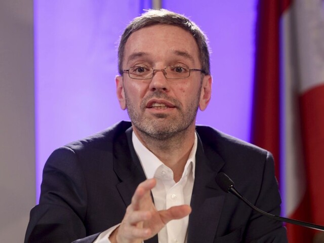 Použil jazyk nacizmu? Ministra skritizovali za výrok o migrantoch