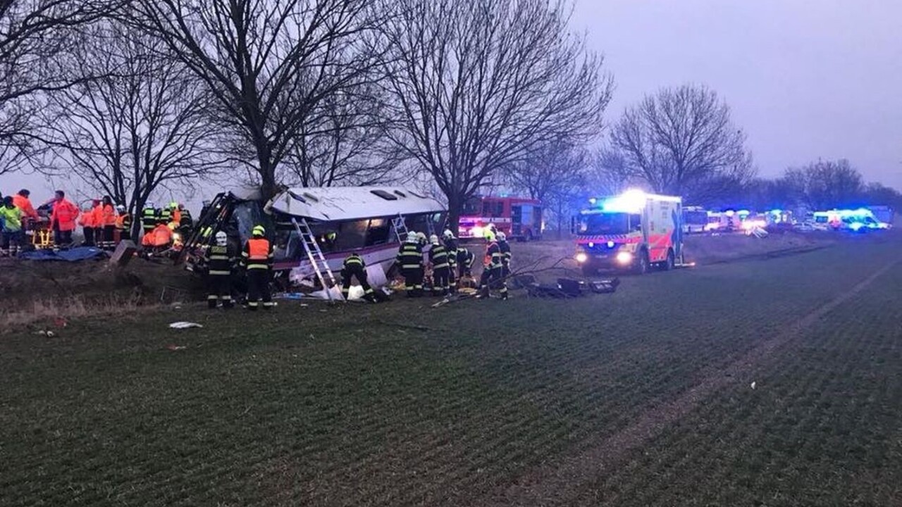 Autobus neďaleko Prahy narazil do stromu, hlásia mŕtvych