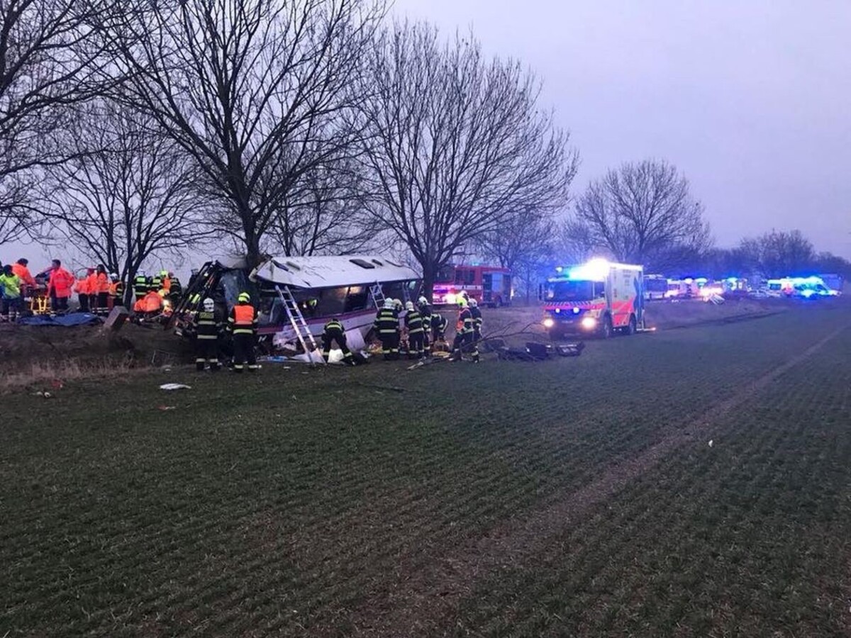 Autobus neďaleko Prahy narazil do stromu, hlásia mŕtvych