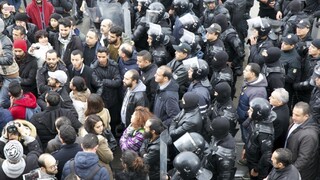 Počas protestov v Tunisku polícia zadržala viacerých opozičných lídrov