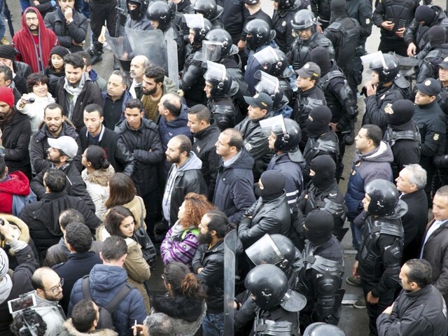 Počas protestov v Tunisku polícia zadržala viacerých opozičných lídrov