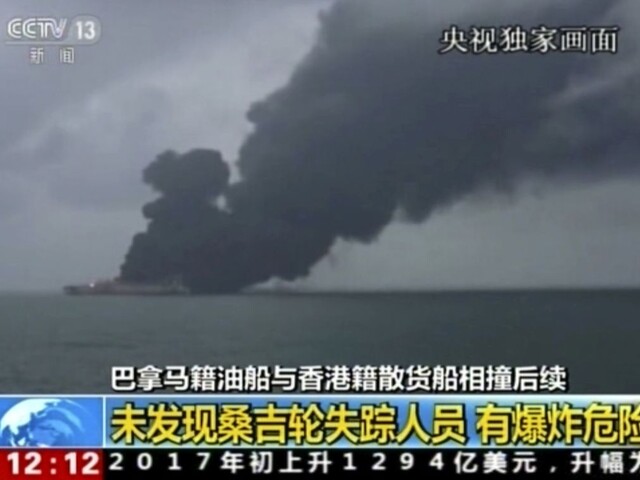 Z horiacej lode vytiahli dve telá, po zvyšku posádky stále pátrajú