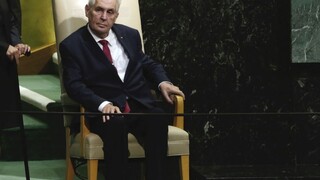 Zahraničná tlač kritizuje Zemana, očakáva sa tesný súboj