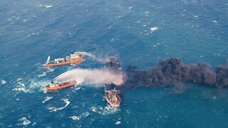 Horiaci tanker sa potopil, posádka podľa úradov neprežila