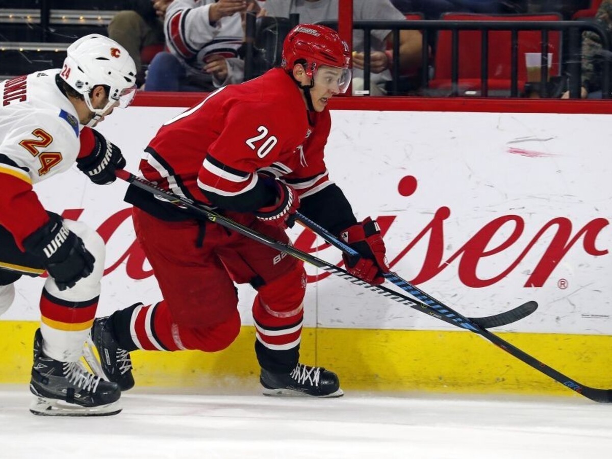 NHL: Hrivík debutoval v drese Calgary, zdolali tím Caroliny