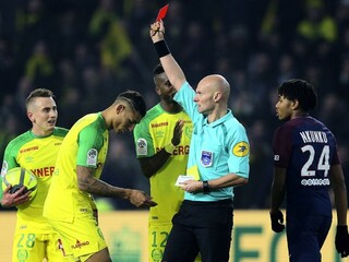 PSG s najtesnejšou výhrou, zápas poznačil faul na rozhodcu