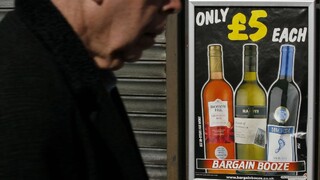 Briti pijú vo veľkom, zistil prieskum. Zapíjajú každodenný stres