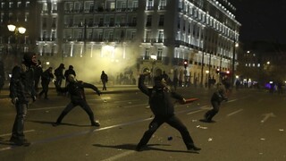 Protesty pred gréckym parlamentom sa zvrhli na výtržnosti