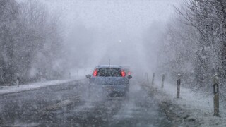 Silné sneženie a poľadovica spôsobili desiatky dopravných nehôd