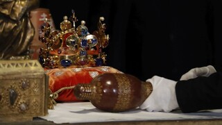 V Česku vystavujú korunovačné klenoty, ľudia na ne stoja rady