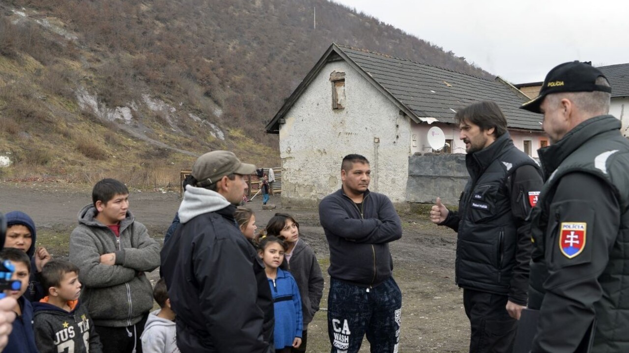 Rómovia podali žalobu za policajnú diskrimináciu, Kaliňák sa bráni