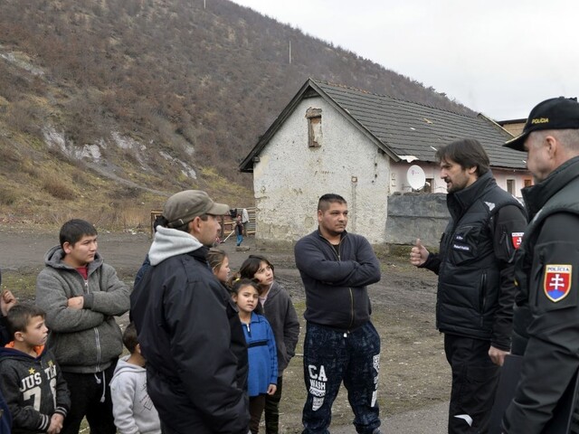 Rómovia podali žalobu za policajnú diskrimináciu, Kaliňák sa bráni