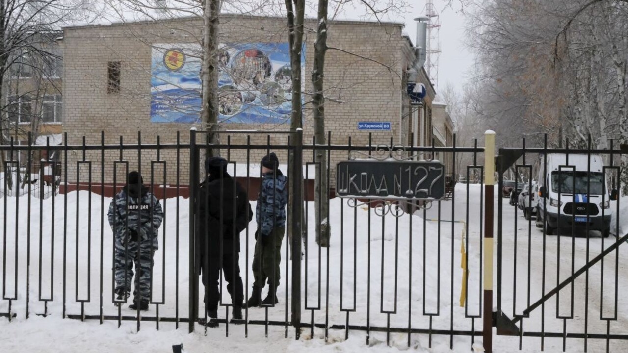 Obvinili útočníkov z ruskej školy, ktorí dobodali učiteľku a žiakov