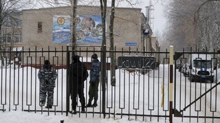 Obvinili útočníkov z ruskej školy, ktorí dobodali učiteľku a žiakov