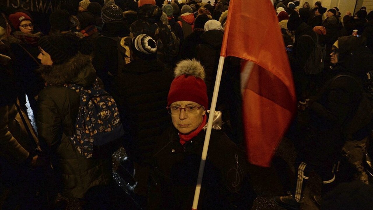 Centrálu poľskej vládnej strany zahádzali červenou farbou