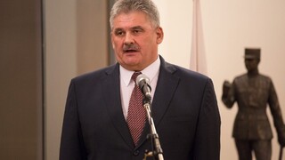 Príplatky za prácu prídu postupne, minister kritiku odmieta