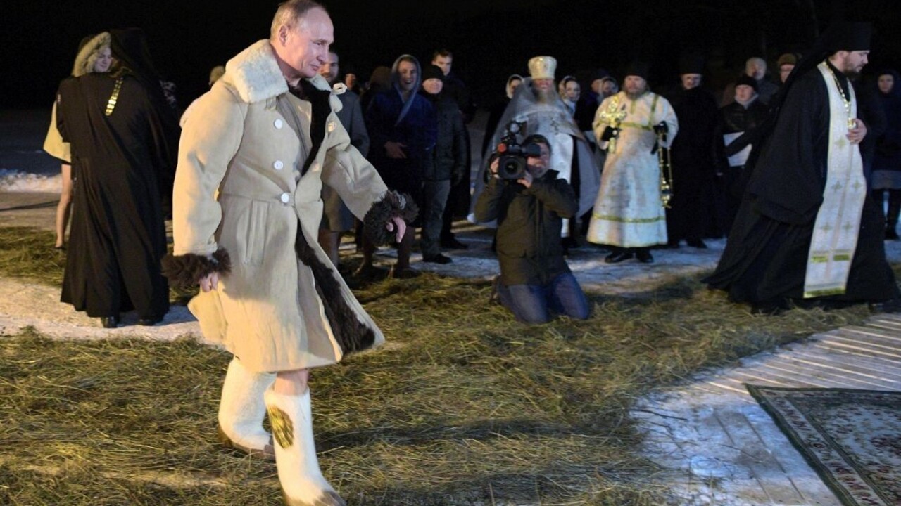 Fotogaléria: Putin sa okúpal v posvätných vodách ľadového jazera