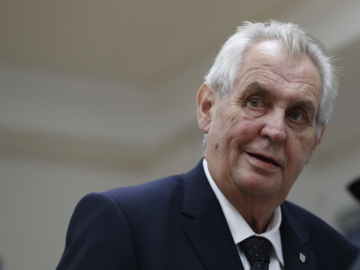 Antikampaň spája Zemanovho rivala s migrantmi, kritizujú ju