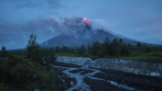 Filipínčania sa obávajú nebezpečnej erupcie, sopka zatiaľ chrlí popol