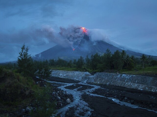 Filipínčania sa obávajú nebezpečnej erupcie, sopka zatiaľ chrlí popol
