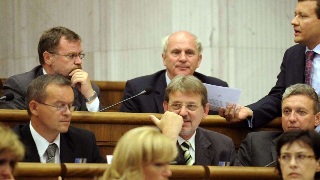 Bývalý dlhoročný poslanec bojuje o život, zrazilo ho auto