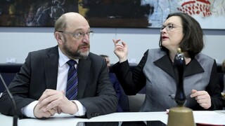 Plánované rozhovory o vláde stagnujú. SPD rieši vnútorný boj