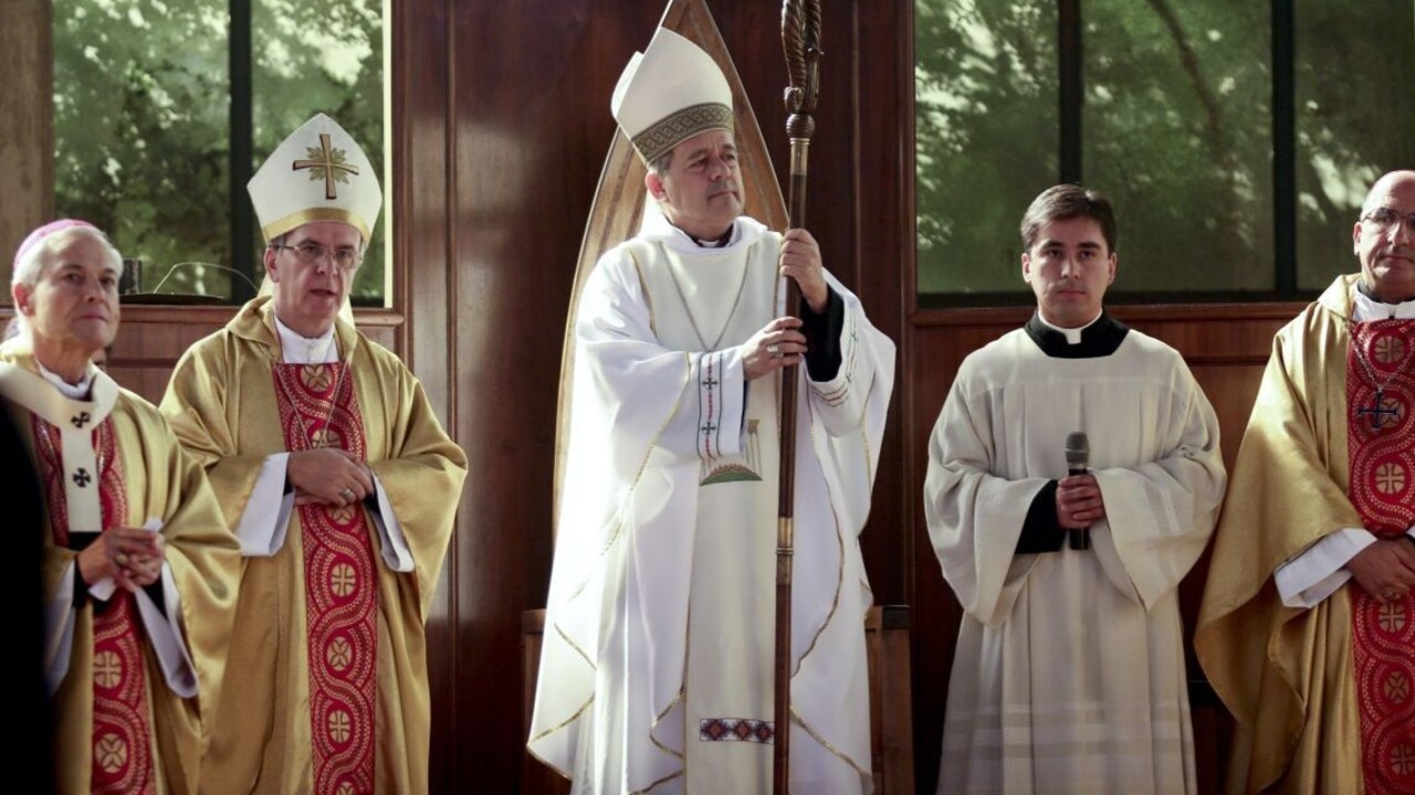 Pápež sa ospravedlnil za neopatrné vyjadrenie o kontroverznom biskupovi