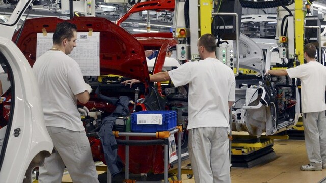 zamestnanosť pracovníci robotníci fabrika 1140px (TASR/Štefan Puškáš)