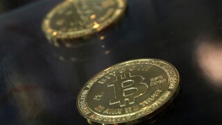 Bitcoin stále padá, už stratil polovicu svojej hodnoty