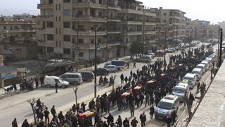 V sýrskom Afríne zúria ťažké boje, z mesta utekajú tisíce ľudí