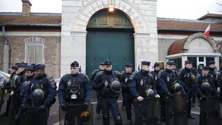 Muž, ktorý mal ubytovať útočníkov v Paríži, pôjde pred súd