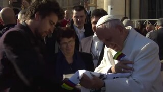 Sagan sa stretol s pápežom Františkom, priniesol mu darček