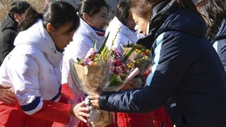 Juhokórejské hokejistky privítali svoje kolegyne kyticami kvetov