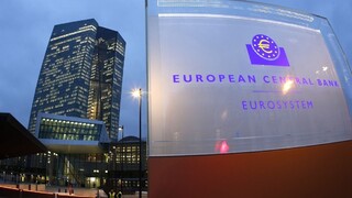 ECB nemení svoju politiku, sadzbu necháva na minime