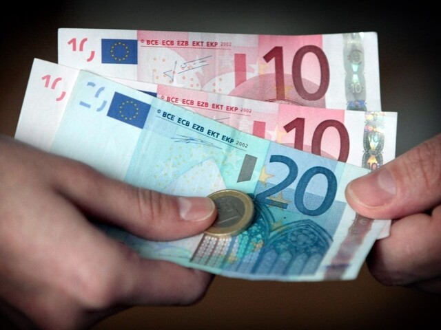 Euro prudko rastie, centrálna banka je znepokojená